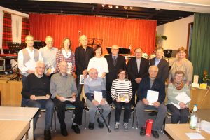 Sitzend von links nach rechts: Siegmar Wittmann (Vorsitzender bei der Gründung), Gründungsmitglieder Hans Standfest, Juri Greif, Johanna Banik, Erich Körmer, Hedwig Körmer Stehend von links nach rechts: Dr. Stefan Wagner (40 Jahre Mitglied), Wolfgang Schreiber (52 Jahre Mitglied), Monika Thurner (25 Jahre), Dr. Klaus Kubitschek (Gründungsmitglied), Christine Standfest-Geitner (Gründungsmitglied), Präses Bernd Kroll, Diözesanpräses Dr. Stefan Killermann, Vorsitzender Wolfgang Fischer (Gründungsmitglied), zweite Vorsitzende Monika Jaksch